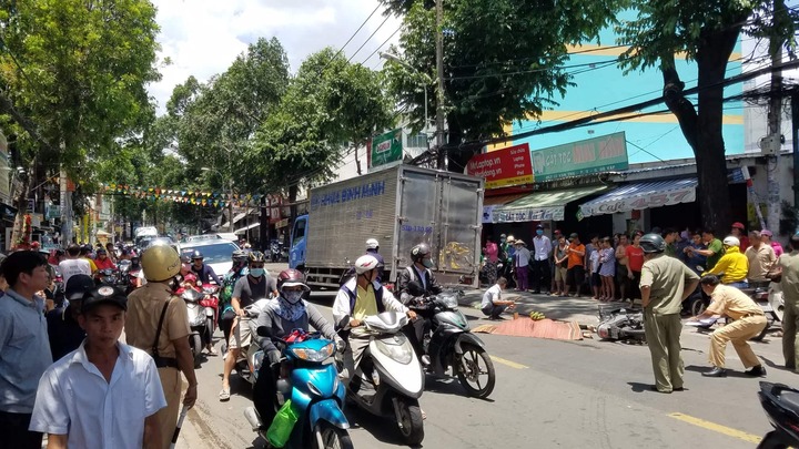 Bị kéo lê 5m, cô gái tử vong thương tâm dưới bánh xe tải