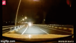 Video: Xe máy bất ngờ lao thẳng vào đầu ôtô trên cao tốc, 2 thanh niên ngã văng xuống đường