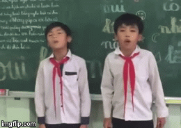 Video: Cặp đôi đeo khăn quàng đỏ “bắn rap