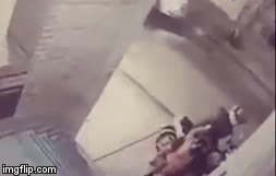 Video: Bé gái 11 tuổi tung cú đấm “trời giáng” vào mặt tên cướp, cứu mẹ trong tích tắc