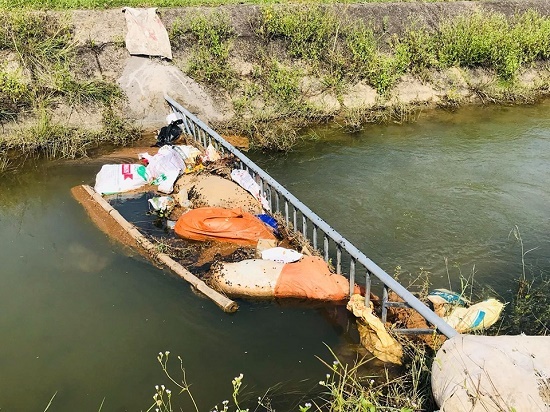 Công an Hà Tình truy tìm người vứt xác lợn nhiễm dịch tả châu Phi xuống kênh