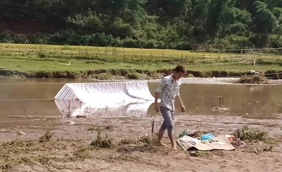 Cột điện đổ xuống suối, hai vợ chồng bị điện giật thương tâm khi lội qua