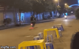 Video: Thanh niên chơi ngông bốc đầu xe máy và cái kết bẽ bàng