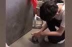 Video: Nam sinh Trung Quốc bị ép dùng ổ khóa đập nát điện thoại