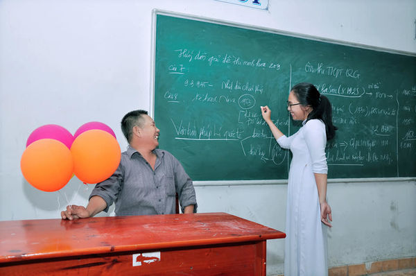 Xúc động bộ ảnh nữ sinh Đồng Nai cùng người cha bán cá viên chiên dự lễ bế giảng