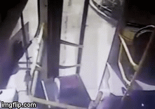 Nhỡ chuyến xe buýt, người đàn ông thuê taxi đuổi theo đánh gục tài xế