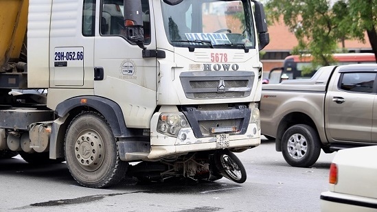 Người đàn ông bị xe ben cán qua người tử vong giữa phố Hà Nội