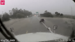 Video: Khoảnh khắc người phụ nữ dắt xe máy lao thẳng vào đầu container khi trời mưa to