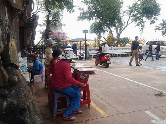 Mưu sinh Sài thành: Cảm động những phận đời bán vé số nương tựa nhau nơi cửa chùa