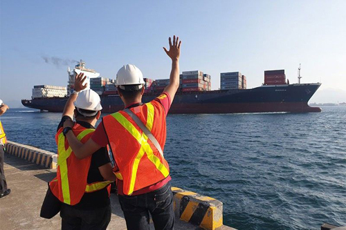 Philippines điều tàu chở hàng mang 69 container rác trả về cho Canada