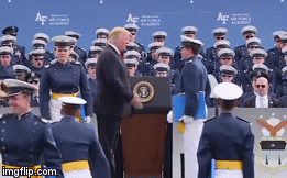 Video: Tổng thống Trump gây 