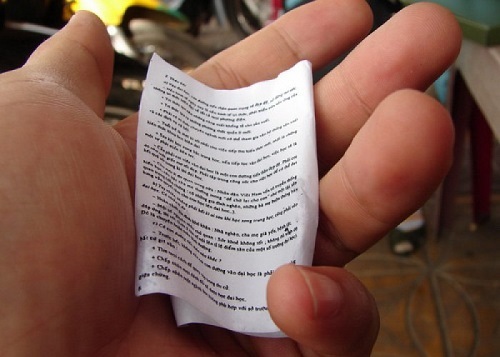 Thí sinh tại THPT chuyên Hà Nội Amsterdam và THPT chuyên Nguyễn Huệ bị đình chỉ vì mang tài liệu, điện thoại vào phòng thi