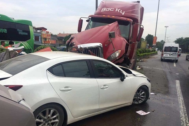 Tin tức tai nạn giao thông mới nhất hôm nay 3/6/2019: 6 ôtô tông liên hoàn trên quốc lộ 1A