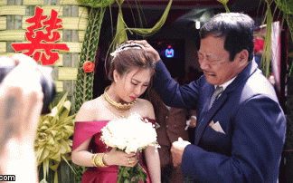 Video: Nghẹn ngào khoảnh khắc bố khóc nức nở khi tiễn con gái về nhà chồng