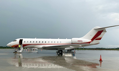 Ông chủ đội bóng Tottenham bất ngờ đáp chuyên cơ thăm Cần Thơ