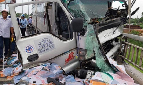 Tin tức tai nạn giao thông mới nhất hôm nay 4/6/2019: Xe tải hất văng xe máy, 2 người chết trên cầu Rạch Miễu