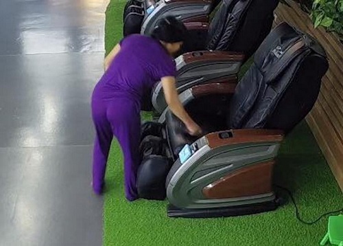 Truy tìm người đàn bà nhặt được ví tại khu vui chơi nhưng không trả lại