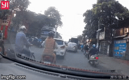 Video: Người đàn ông đi xe máy cố vượt qua đầu ô tô tải đang xuống dốc và cái kết thót tim