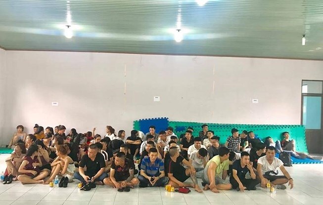 Đột kích quán karaoke, phát hiện hơn 100 người đang thác loạn trong