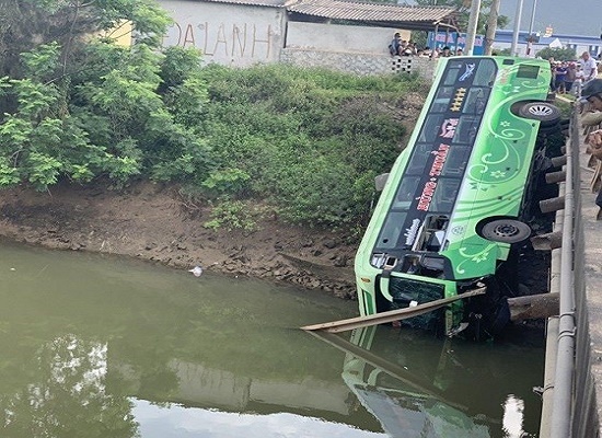 Thanh Hóa: Xe khách bất ngờ lao xuống sông khiến 1 người tử vong, nhiều người bị thương