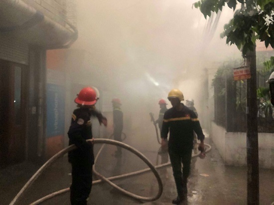 Hà Nội: Kho hàng giữa phố đông đúc bất ngờ bốc cháy dưới trời mưa lớn