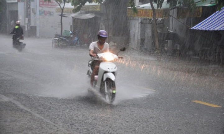 Hà Nội sắp mưa dông, đề phòng lốc, sét và gió giật mạnh