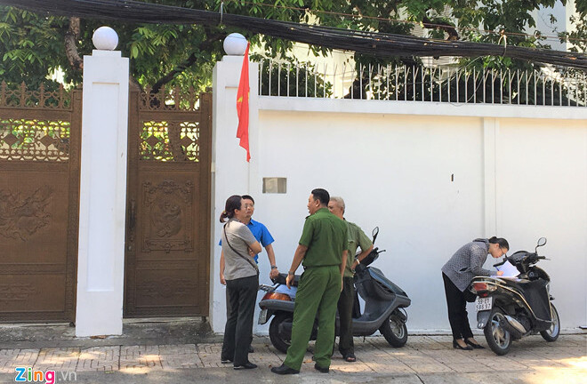 Biệt thự bà Lê Hoàng Diệp Thảo đóng cửa, nhân viên thi hành án không thể vào