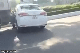 Xôn xao clip xe đầu kéo nhấn ga ủn taxi xềnh xệch trên đường