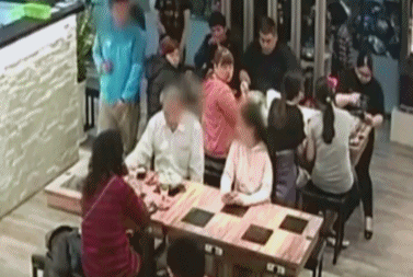 Video: Cô gái bị người đàn ông hắt thẳng nồi lẩu vào mặt vì lý do không tưởng