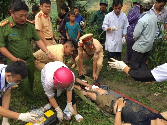 Va chạm kinh hoàng, ô tô 7 chỗ lao xuống vực, 3 người bị trọng thương
