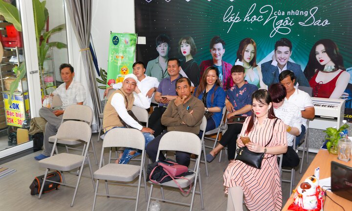 Thí sinh nỗ lực luyện thanh tại Trung Tâm Thanh Nhạc Minh Lộc cho vòng bán kết sắp tới