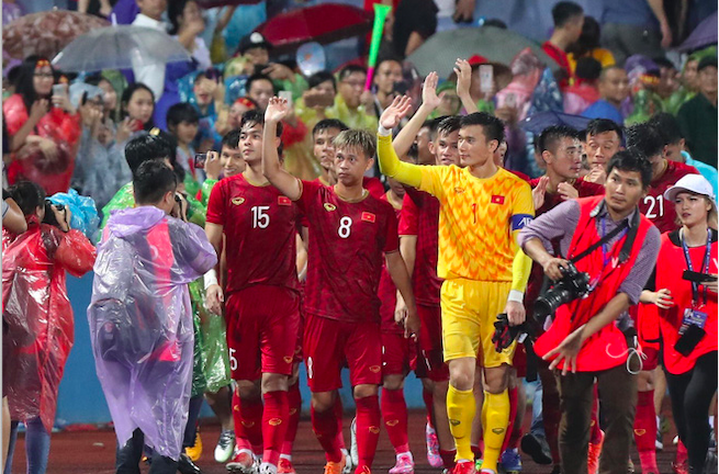 Hình ảnh cảm động: U23 Việt Nam đội mưa đi khắp khán đài cảm ơn người hâm mộ