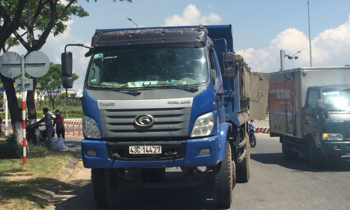 Đà Nẵng: Xe máy va chạm với xe tải, nam thanh niên chết thảm 