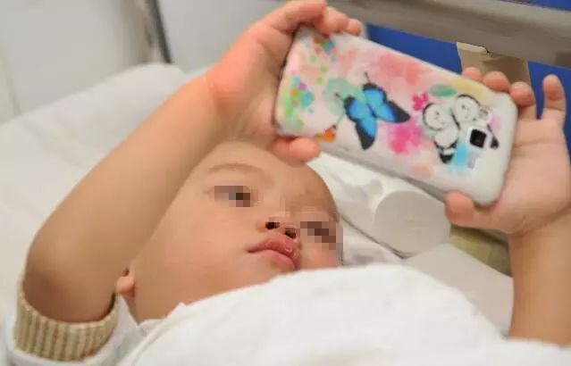 Mẹ phát hiện con gái hơn 2 tuổi cận 9 độ: Thủ phạm lại cực kỳ quen thuộc