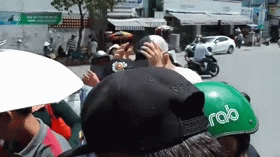 Lê Dương Bảo Lâm nói gì trước nghi vấn dàn dựng cảnh bị đánh khi phát cơm từ thiện?