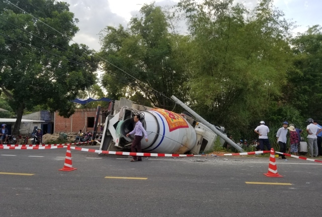 Tin tức tai nạn giao thông mới nhất hôm nay 12/6/2019: Tránh xe máy, xe bồn tông gãy trụ điện, lật nghiêng