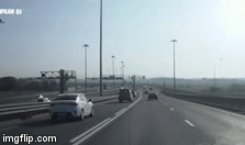 Video: Đột ngột dừng lại giữa đường, xe bán tải gây ra vụ tai nạn thảm khốc