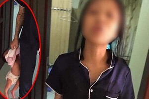 Phẫn nộ cảnh bà mẹ xăm trổ túm cổ áo, xách con nhỏ 2 tháng tuổi trên tay