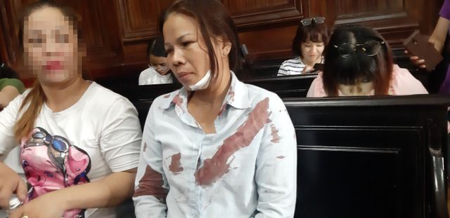 Vợ bị cáo bất ngờ bị đánh chảy máu, ngã gục ngay trước phòng xử án