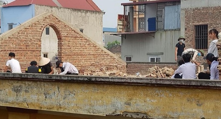 Xôn xao hình ảnh học sinh cá biệt bị phạt đẽo gạch trên mái nhà ở Bắc Ninh