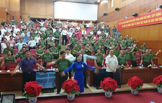 Bộ trưởng Công an và Bộ trưởng Y tế cùng nhau tập thể dục giữa giờ