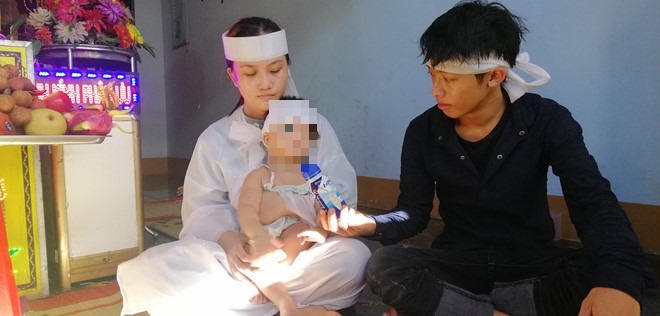 Người cha bị CSGT tông tử vong: Xót xa vành khăn trắng trên đầu con thơ còn chưa thôi nôi