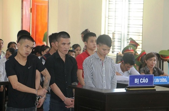 Người nhà bị cáo náo loạn công đường vì cho rằng người chết khiến con họ… đi tù