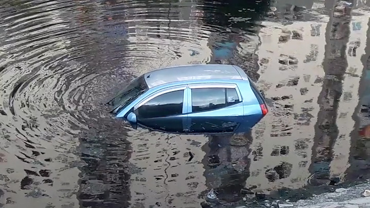 Video:  Quên kéo phanh ôtô con phi thẳng xuống sông Tô Lịch
