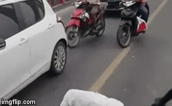 Video: Thanh niên dựng xe giữa cầu, cầm hung khí đe dọa tài xế xe bus