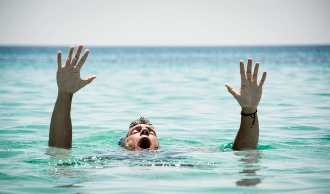 Hải Dương: Học sinh tiểu học ngã xuống ao tử vong khi đang tập xe đạp