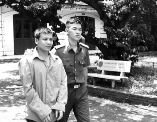 Quen thói tắt mắt, nam thanh niên trộm xe tải rồi “lái” thẳng vào... tù