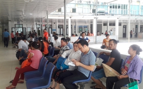 Nghệ An: Người bệnh chen chúc đi khám trong thời tiết nắng nóng gần 40 độ