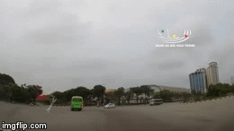 Video: Khoảnh khắc ô tô con lao như