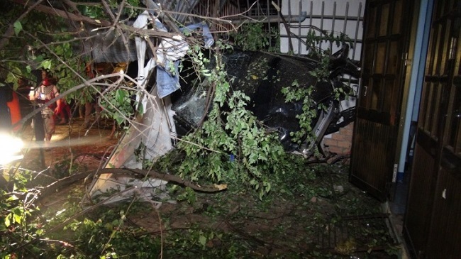 Tin tức tai nạn giao thông mới nhất hôm nay 17/6/2019: Xe Mercedes tông 3 căn nhà, 1 người tử vong